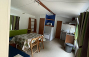 Binnenzicht van het knusse huisje Cottage Zen bij Camping Seasonova Vesoul in Frankrijk met eethoek.