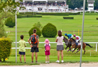 Famille regarde une course hippique au Camping Seasonova Vittel, parc de vacances en Grand Est, France.