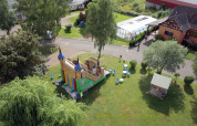 Vista aerea di un castello gonfiabile e aree verdi al Camping Seasonova Les Portes d'Alsace, Grand Est, Francia.