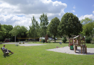 Spielplatz und Volleyballfeld im Camping Seasonova Les Portes d'Alsace, Grand Est, Frankreich.