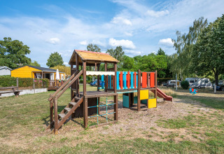Farverig legeplads på Camping Seasonova Les Portes d'Alsace, feriepark i Grand Est, Frankrig.