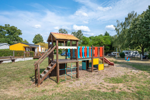 Parco giochi colorato al Camping Seasonova Les Portes d'Alsace, villaggio in Grand Est, Francia.