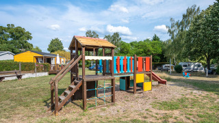 Colorido parque infantil en Camping Seasonova Les Portes d'Alsace, un parque vacacional en Grand Est, Francia.