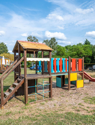 Colorido parque infantil en Camping Seasonova Les Portes d'Alsace, un parque vacacional en Grand Est, Francia.