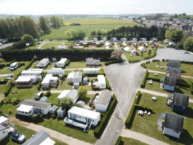 Luchtfoto van Camping Seasonova Etennemare in Normandië, Frankrijk, met stacaravans en groen terrein.