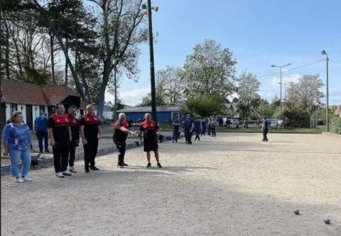 Menschen spielen Pétanque auf dem Campingplatz Seasonova Etennemare in der Normandie, Frankreich.