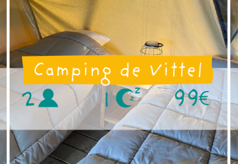 Binnenaanzicht van een safaritent met twee bedden op Camping de Vittel, 99€ voor 2 personen per nacht.