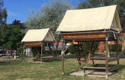Bivak safari tenten op Camping Seasonova Les Portes d'Alsace met houten frame en doek dak.