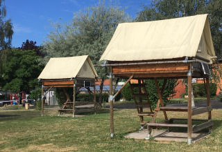 Bivouac-Safari-Zelte auf dem Camping Seasonova Les Portes d'Alsace mit Holzrahmen und Stoffdächern.