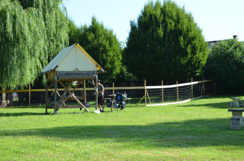 Una tienda safari Bivouac y bicicletas en Camping Seasonova Les Portes d'Alsace, Francia, sobre césped verde.