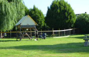 Una tienda safari Bivouac y bicicletas en Camping Seasonova Les Portes d'Alsace, Francia, sobre césped verde.