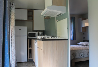 Moderne keuken en slaapkamer in Cottage Prestige van Camping Seasonova Etennemare, Frankrijk.