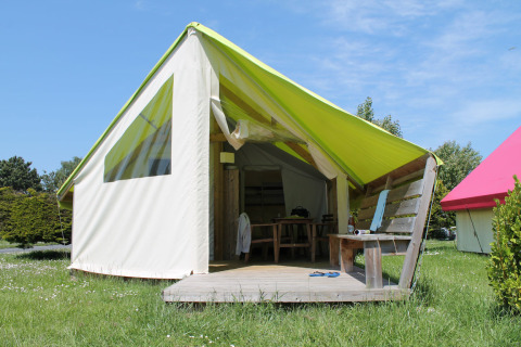 Tienda safari Sejour Slow Life con terraza de madera en Camping Seasonova Etennemare, Francia, día soleado