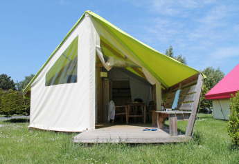 Safari tent Sejour Slow Life with wooden deck at Camping Seasonova Etennemare in France on a sunny day