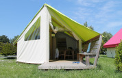 Tienda safari Sejour Slow Life con terraza de madera en Camping Seasonova Etennemare, Francia, día soleado