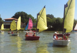 Kinderen zeilen in kleine kleurrijke bootjes op een meer nabij Saint Julien de Concelles, Pays de la Loire, Frankrijk.