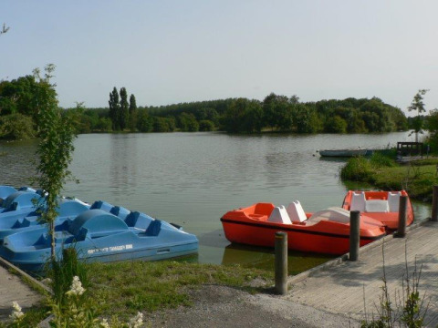 Botes de pedales en el lago del Camping Seasonova du Chêne, un parque vacacional en Pays de la Loire, Francia.