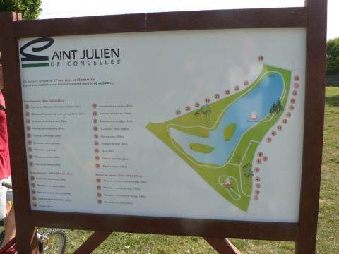 Panel informativo con recorrido de ejercicios en Camping Seasonova du Chêne, Pays de la Loire, Francia.