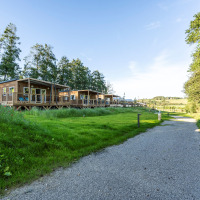 Houten huisjes op vakantiepark Domaine Seasonova Saâne et Mer te midden van groen in Normandië, Frankrijk
