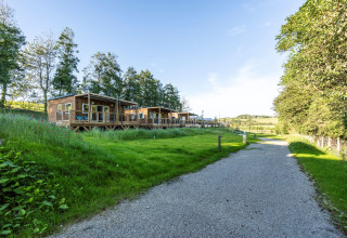 Træhytter ved Domaine Seasonova Saâne et Mer feriested omgivet af grønne marker i Normandiet, Frankrig