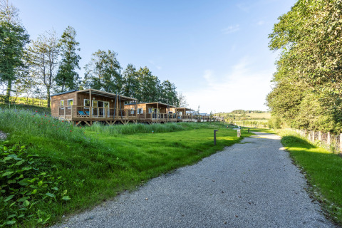 Cabañas de madera en el parque vacacional Domaine Seasonova Saâne et Mer rodeadas de naturaleza en Normandía, Francia