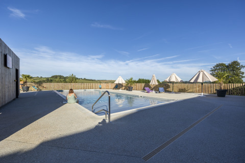 Buitenzwembad bij Domaine Seasonova Saâne et Mer vakantiepark in Normandië, Frankrijk, op een zonnige dag.