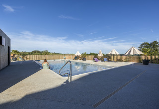 Buitenzwembad bij Domaine Seasonova Saâne et Mer vakantiepark in Normandië, Frankrijk, op een zonnige dag.
