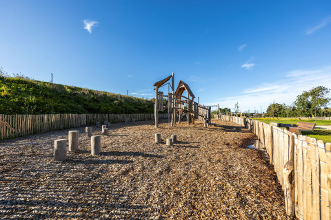 Zona de juegos de madera en Domaine Seasonova Saâne et Mer, parque vacacional en Normandía, Francia.