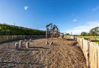 Speelplein met houten speeltoestellen bij Domaine Seasonova Saâne et Mer in Normandië, Frankrijk.