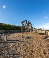 Zona de juegos de madera en Domaine Seasonova Saâne et Mer, parque vacacional en Normandía, Francia.