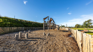 Aire de jeux en bois au Domaine Seasonova Saâne et Mer, un parc de vacances en Normandie, France.