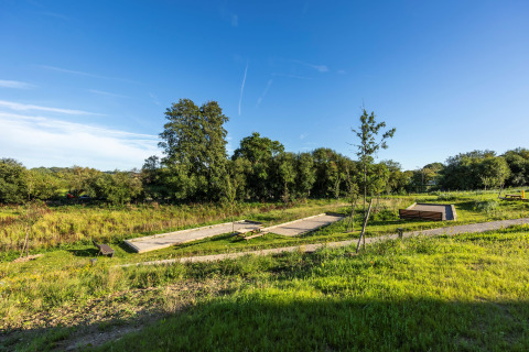 Zonnige landschap bij Domaine Seasonova Saâne et Mer vakantiepark in Normandië, Frankrijk met grasvelden