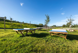 Buitenpingpongtafels op het gras in Domaine Seasonova Saâne et Mer vakantiepark in Normandië, Frankrijk.
