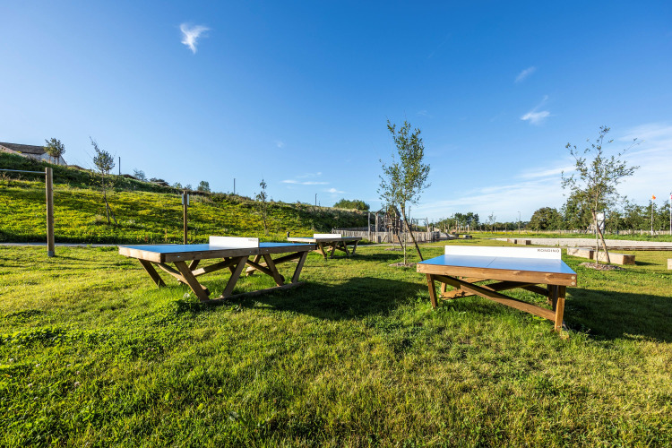 Tables de ping-pong extérieures sur gazon au Domaine Seasonova Saâne et Mer, parc de vacances en Normandie.
