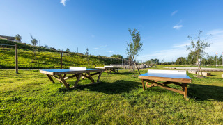 Tables de ping-pong extérieures sur gazon au Domaine Seasonova Saâne et Mer, parc de vacances en Normandie.