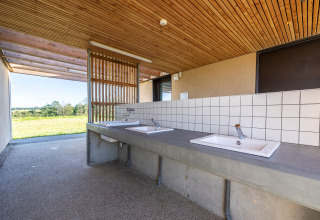 Udendørs vaskestation med flere vaske og moderne fliser på Domaine Seasonova Saâne et Mer, Normandiet, Frankrig