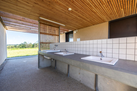 Udendørs vaskestation med flere vaske og moderne fliser på Domaine Seasonova Saâne et Mer, Normandiet, Frankrig