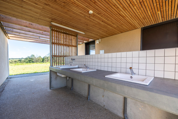 Espace de lavage extérieur avec plusieurs éviers, Domaine Seasonova Saâne et Mer, parc de vacances en Normandie, France