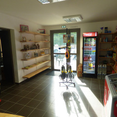 Interior de tienda en Camping Seasonova La Forêt en Pays de la Loire, Francia, con estantes y nevera.