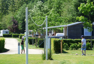 Twee kinderen spelen buiten bij stacaravans in Camping Seasonova La Forêt, Pays de la Loire, Frankrijk.
