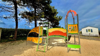 Aire de jeux avec structure colorée au Camping Seasonova Le Point du Jour, parc de vacances en Normandie.