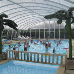 Piscine couverte et cours d’aquagym au Camping Seasonova Le Point du Jour en Normandie, France.