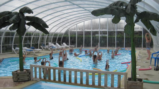 Piscine couverte et cours d’aquagym au Camping Seasonova Le Point du Jour en Normandie, France.