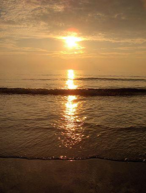 Sonnenuntergang am Strand bei Camping Seasonova Le Point du Jour, einem Ferienpark in der Normandie, Frankreich.