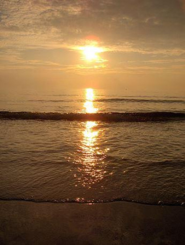 Coucher de soleil sur la mer à Camping Seasonova Le Point du Jour, un parc de vacances en Normandie, France.