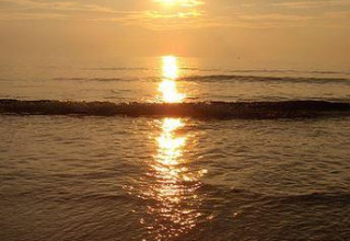 Sonnenuntergang am Strand bei Camping Seasonova Le Point du Jour, einem Ferienpark in der Normandie, Frankreich.