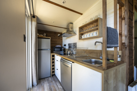 Cocina moderna en Cottage Premium de Domaine Seasonova Saâne et Mer en Francia, con madera y tonos blancos.