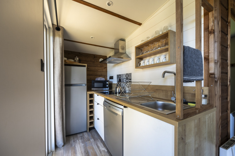 Cocina moderna en Cottage Premium de Domaine Seasonova Saâne et Mer en Francia, con madera y tonos blancos.