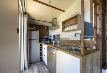 Cocina moderna en Cottage Premium de Domaine Seasonova Saâne et Mer en Francia, con madera y tonos blancos.