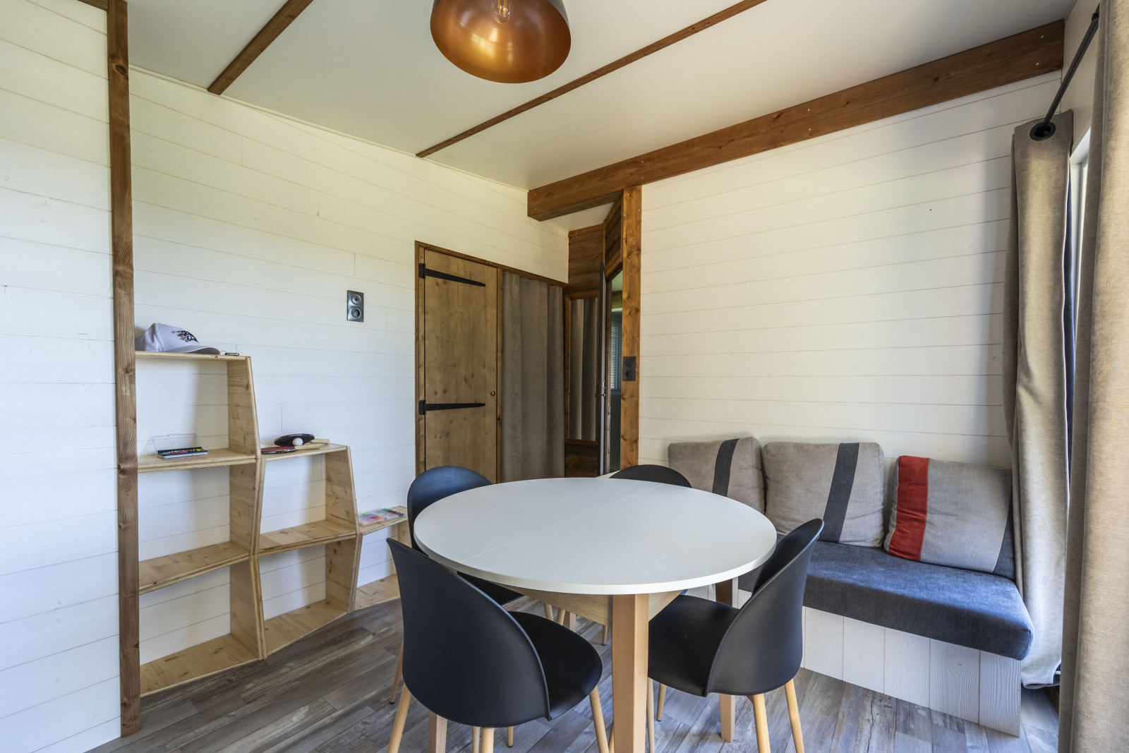 Moderne woonkamer in Cottage Premium van Domaine Seasonova Saâne et Mer met eettafel en bank.